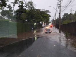 Alagamento na Marino da Costa Terra provoca transtornos aos motoristas