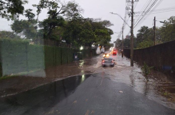 Alagamento na Marino da Costa Terra provoca transtornos aos motoristas