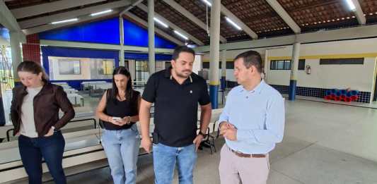 O secretário municipal de Educação, Roselei Françoso, esteve na manhã desta segunda-feira (09/03), no Centro Municipal de Educação Infantil (CEMEI) Homero Frei, no bairro Santa Felícia, após relatos de pais sobre a presença de escorpiões na unidade.