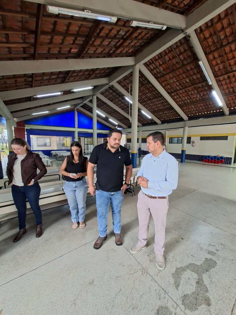 O secretário municipal de Educação, Roselei Françoso, esteve na manhã desta segunda-feira (09/03), no Centro Municipal de Educação Infantil (CEMEI) Homero Frei, no bairro Santa Felícia, após relatos de pais sobre a presença de escorpiões na unidade. 