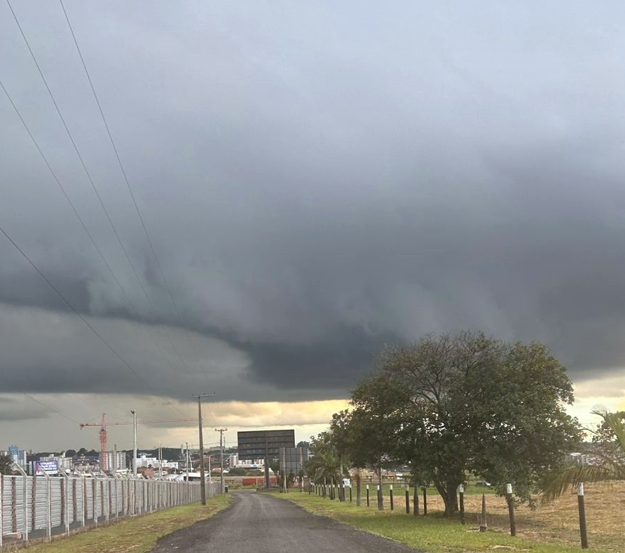 Nuvem rolo toma conta do céu de São Carlos; Previsão aponta mais de 100 mm de chuva nos próximos 2 dias