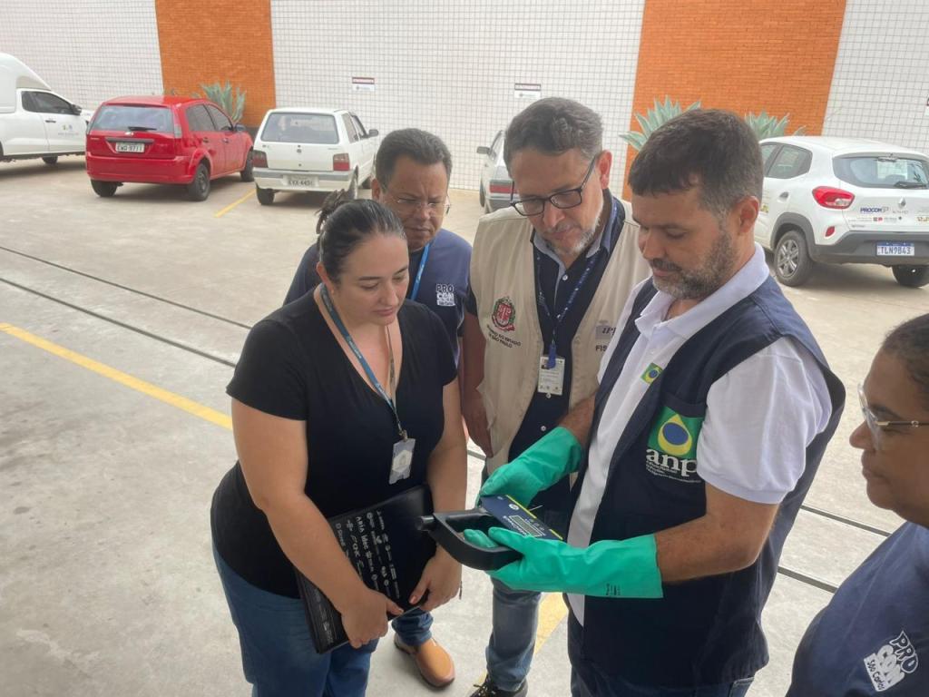 O Procon São Carlos, em parceria com o Ipem-SP (Instituto de Pesos e Medidas do Estado de São Paulo) e a ANP (Agência Nacional do Petróleo, Gás Natural e Biocombustíveis), realizou, no final do mês de fevereiro, uma operação conjunta de fiscalização em quatro postos de combustíveis da cidade.