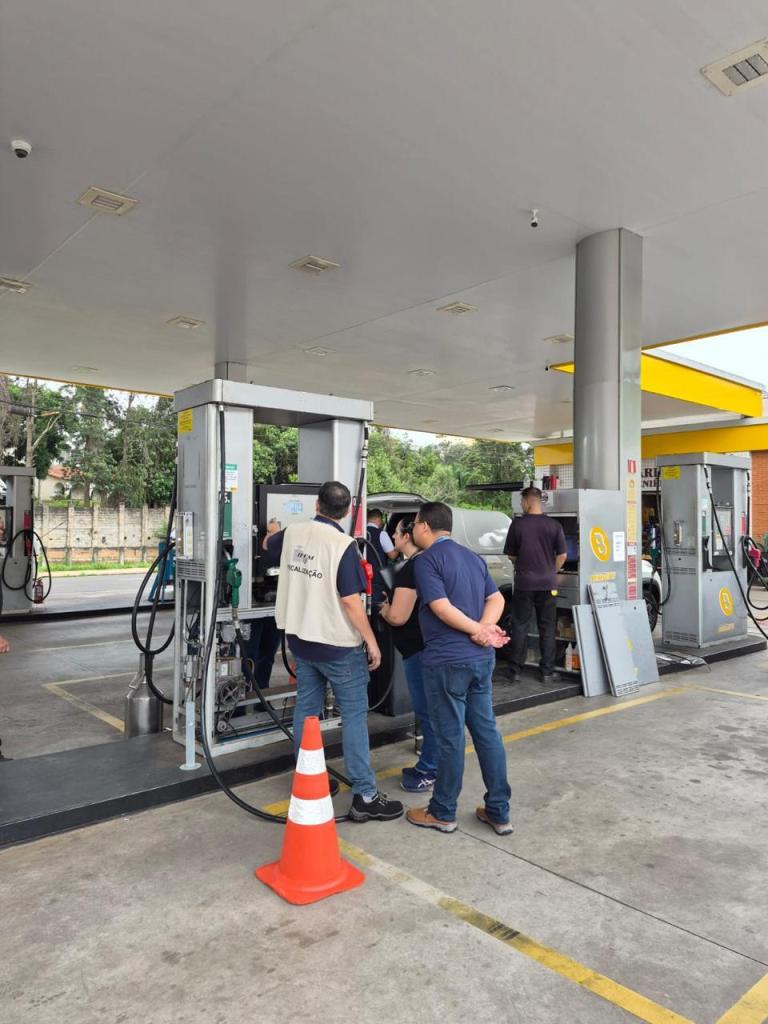 O Procon São Carlos, em parceria com o Ipem-SP (Instituto de Pesos e Medidas do Estado de São Paulo) e a ANP (Agência Nacional do Petróleo, Gás Natural e Biocombustíveis), realizou, no final do mês de fevereiro, uma operação conjunta de fiscalização em quatro postos de combustíveis da cidade.