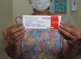 A Maternidade Dona Francisca Cintra Silva, da Santa Casa de São Carlos, passou a ser referência para a aplicação do Nirsevimabe em bebês que fazem parte de grupos de risco, conforme critérios definidos pelo Ministério da Saúde.