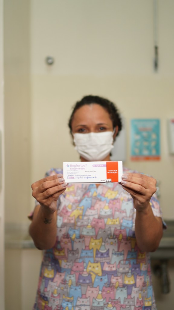 A Maternidade Dona Francisca Cintra Silva, da Santa Casa de São Carlos, passou a ser referência para a aplicação do Nirsevimabe em bebês que fazem parte de grupos de risco, conforme critérios definidos pelo Ministério da Saúde.