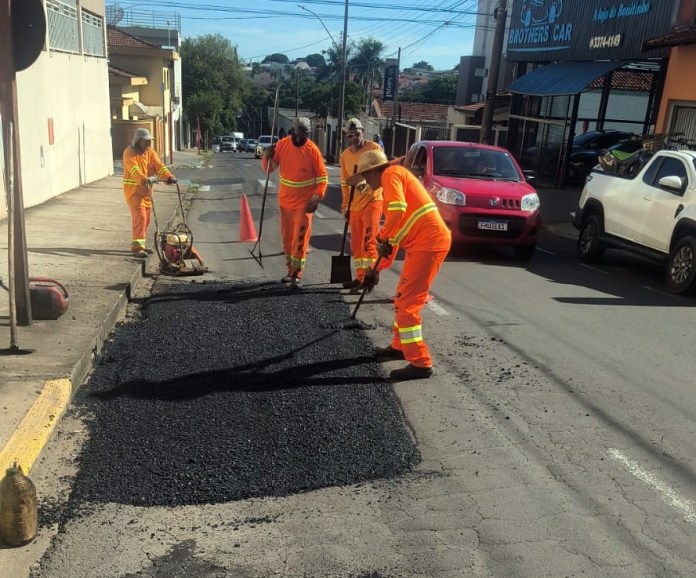 Prefeitura inicia operação tapa-buracos com três equipes em São Carlos Prefeitura inicia operação tapa-buracos com três equipes em São Carlos