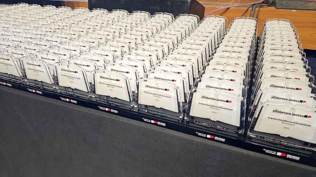 O Programa Alfabetiza Juntos SP premiou duas escolas da rede municipal de São Carlos pelo desempenho nas metas de alfabetização. A Escola Municipal de Educação Básica (EMEB) Antônio Stella Moruzzi, no Jardim Tangará, e o Centro Municipal de Educação Infantil (CEMEI) Doutor Alcyr Afonso Leopoldino, no Jardim Araucária, foram reconhecidos na segunda edição do prêmio.