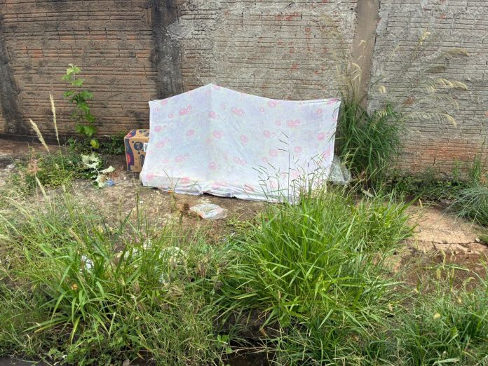 Homem em situação de vulnerabilidade social monta barraca em calçada de imóvel no Ricetti Homem em situação de vulnerabilidade social monta barraca em calçada de imóvel no Ricetti