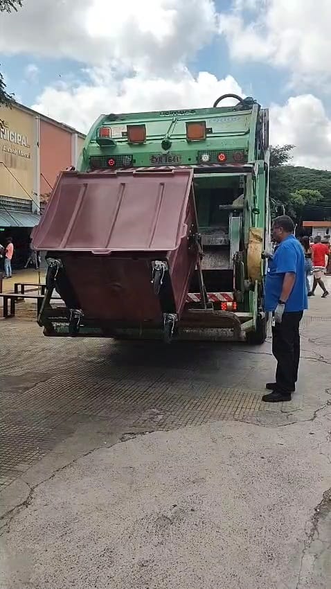 O Serviço Autônomo de Água e Esgoto de São Carlos (SAAE), em parceria com a empresa São Carlos Ambiental, iniciou nesta sexta-feira, 20 de março, a instalação de 110 contêineres em pontos estratégicos da área central do município, especialmente na região da Baixada do Mercado Municipal e no Calçadão da General Osório.