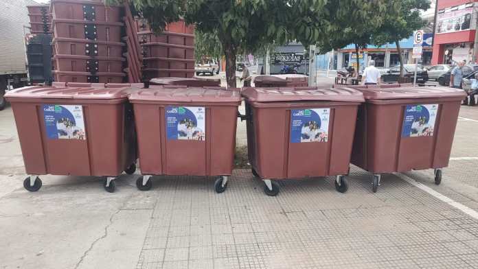 WhatsApp Image 2026-03-20 at 14.37.07 O Serviço Autônomo de Água e Esgoto de São Carlos (SAAE), em parceria com a empresa São Carlos Ambiental, iniciou nesta sexta-feira, 20 de março, a instalação de 110 contêineres em pontos estratégicos da área central do município, especialmente na região da Baixada do Mercado Municipal e no Calçadão da General Osório.