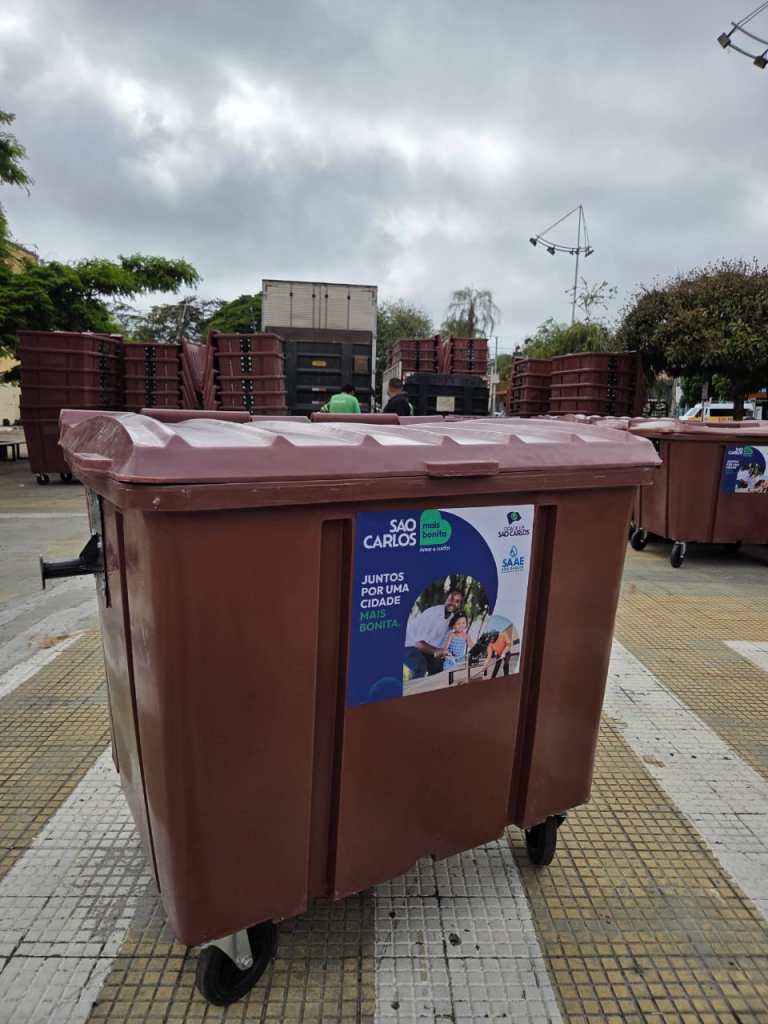 O Serviço Autônomo de Água e Esgoto de São Carlos (SAAE), em parceria com a empresa São Carlos Ambiental, iniciou nesta sexta-feira, 20 de março, a instalação de 110 contêineres em pontos estratégicos da área central do município, especialmente na região da Baixada do Mercado Municipal e no Calçadão da General Osório.