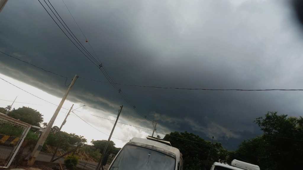A mudança começa já na sexta-feira (6), quando o tempo passa a ficar instável. A previsão aponta pancadas de chuva e trovoadas entre a tarde e a noite, com temperaturas entre 19°C e 29°C e volume estimado de 6,6 milímetros de chuva, além de 74% de probabilidade de precipitação.