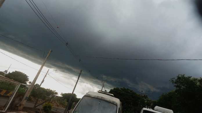 chuva sao carlos A mudança começa já na sexta-feira (6), quando o tempo passa a ficar instável. A previsão aponta pancadas de chuva e trovoadas entre a tarde e a noite, com temperaturas entre 19°C e 29°C e volume estimado de 6,6 milímetros de chuva, além de 74% de probabilidade de precipitação.
