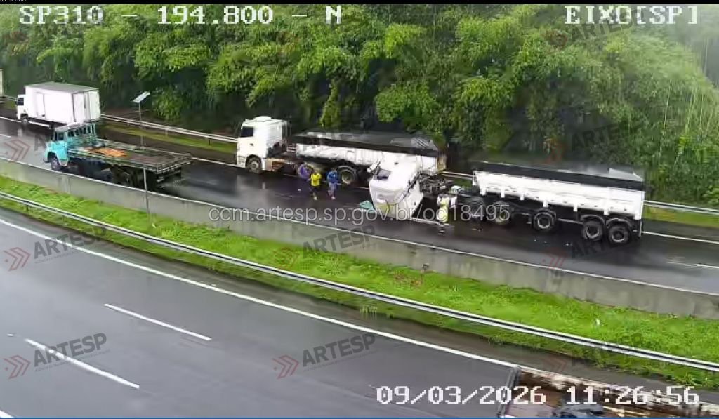 Após acidente, cabine ficou destruída