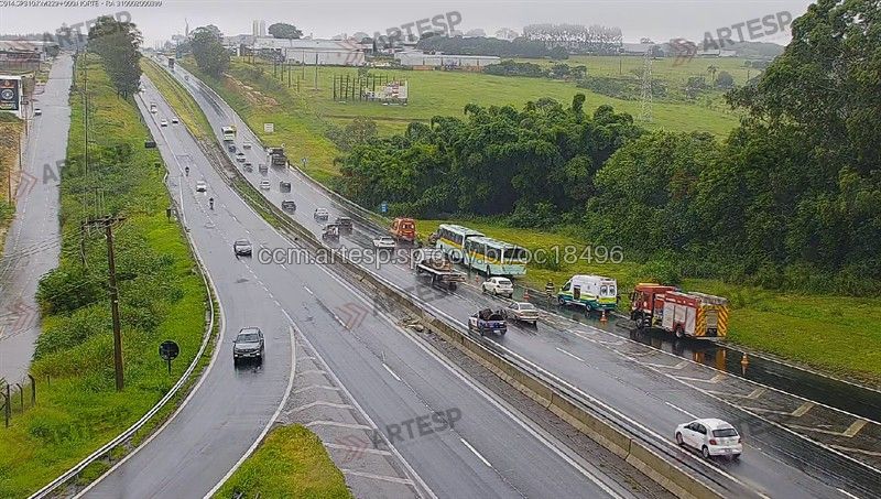 Acidente entre ônibus escolar e caminhão na rodovia Washington Luís