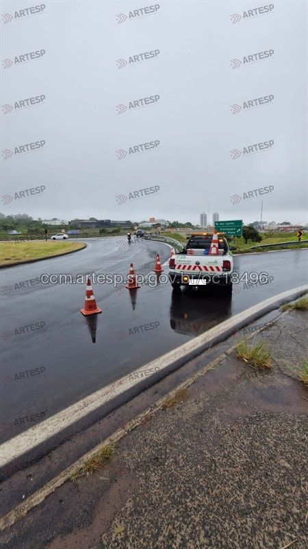 Acidente entre ônibus escolar e caminhão na rodovia Washington Luís