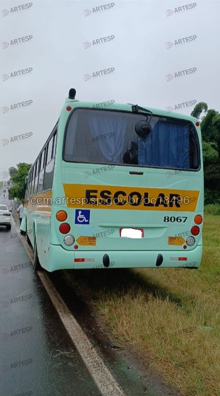 Acidente entre ônibus escolar e caminhão na rodovia Washington Luís