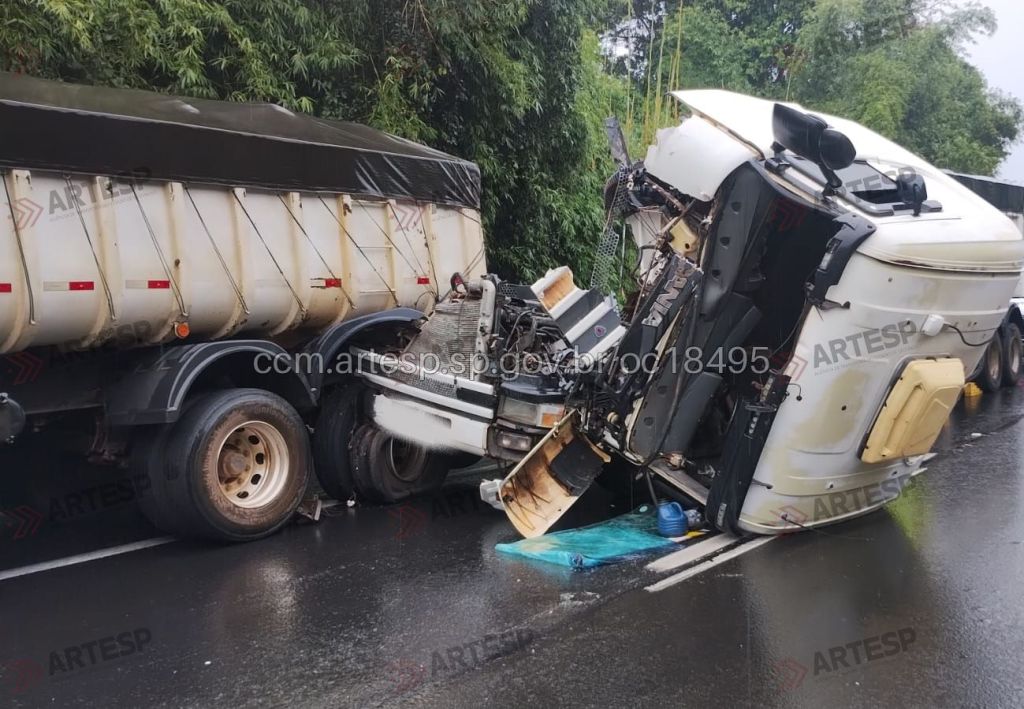Após acidente, cabine ficou destruída