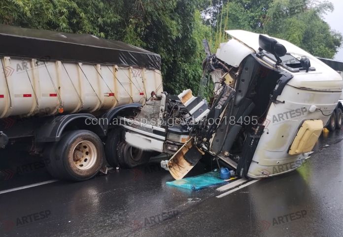 Após acidente, cabine ficou destruída