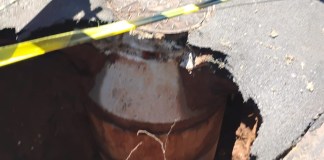 Erosão em sistema pluvial provoca interdição parcial em rua de São Carlos