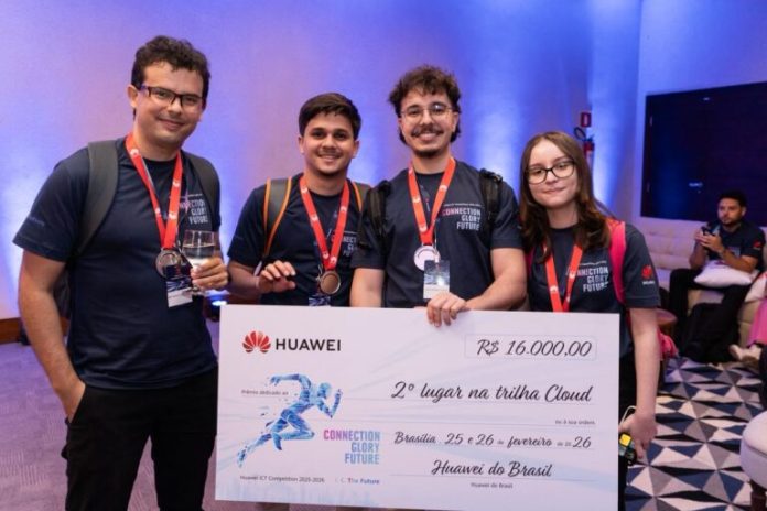 Da esquerda para a direita: professor Matheus com os estudantes Ayrton, João Pedro e Letícia (Crédito da imagem: Huawei) Da esquerda para a direita: professor Matheus com os estudantes Ayrton, João Pedro e Letícia (Crédito da imagem: Huawei)