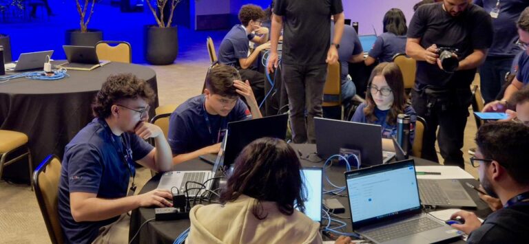 Este ano, a competição foi realizada integralmente pelos três estudantes e a nota do time foi definida pela média dos membros (Crédito da imagem: Huawei)