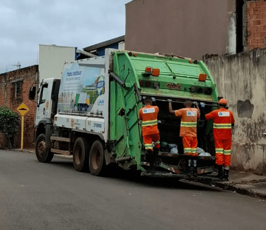 Respeito aos garis começa na calçada: o lixo que descartamos e a dignidade de quem o recolhe