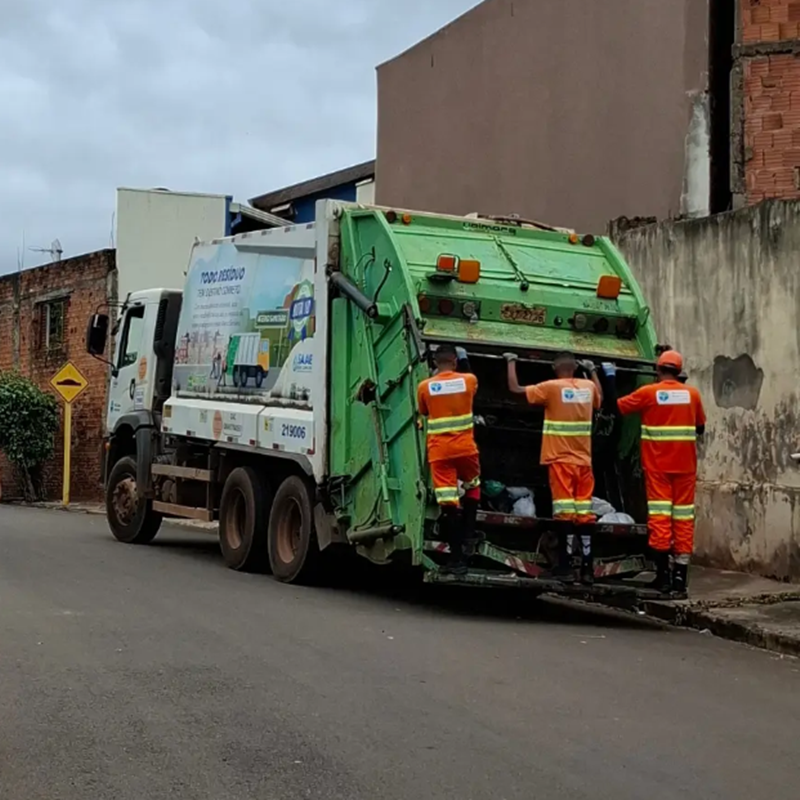 Respeito aos garis começa na calçada: o lixo que descartamos e a dignidade de quem o recolhe