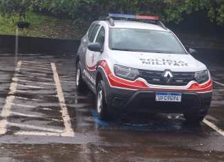 Dupla é detida por furto de fios e peças de antiga agência bancária; PM encontrou homem escondido em cofre