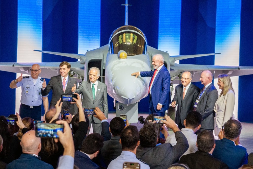 Marcelo Kanitz Damasceno, Comandante da FAB; Francisco Gomes Neto, Presidente e CEO da Embraer; José Múcio Monteiro Filho, Ministro da Defesa; o Presidente Luiz Inácio Lula da Silva; o Vice-Presidente Geraldo Alckmin; Micael Johansson, Presidente e CEO da Saab; e Karin Wallensteen, Embaixadora da Suécia no Brasil, prestigiam apresentação do caça F-39E Gripen produzido no Brasil em cerimônia realizada nesta quarta-feira (25) no complexo industrial da Embraer em Gavião Peixoto (SP) (Divulgação / Saab Brasil)