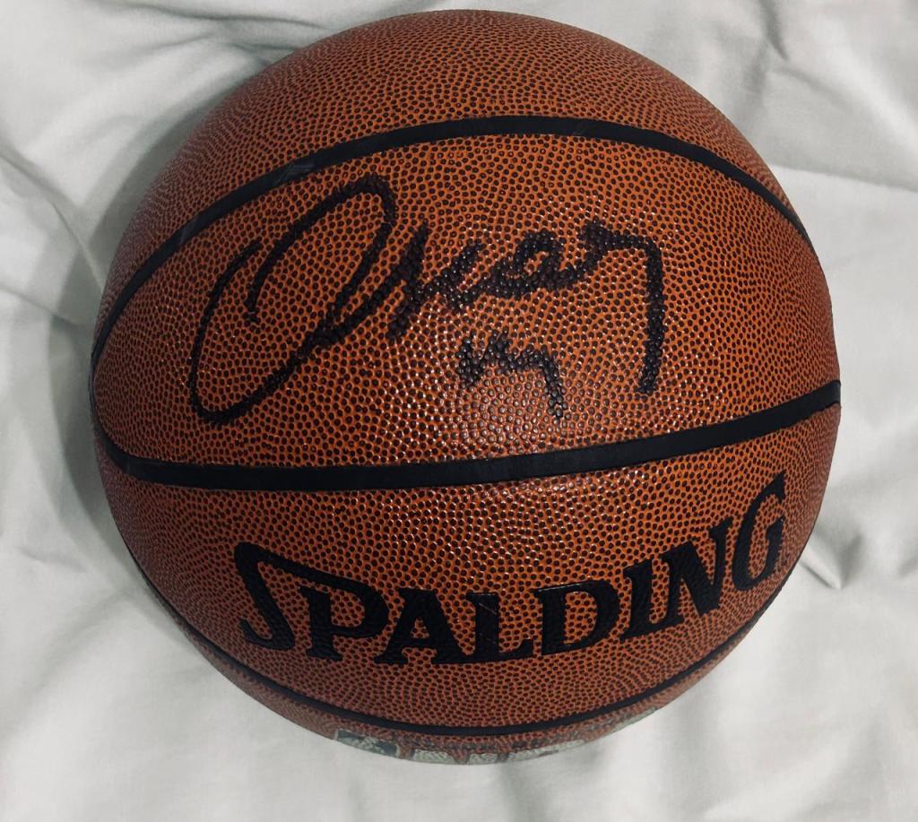 Ana guarda com orgulho bola autografada por Oscar