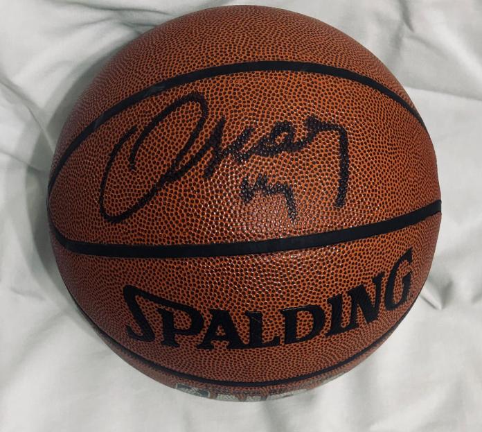 Ana guarda com orgulho bola autografada por Oscar Ana guarda com orgulho bola autografada por Oscar