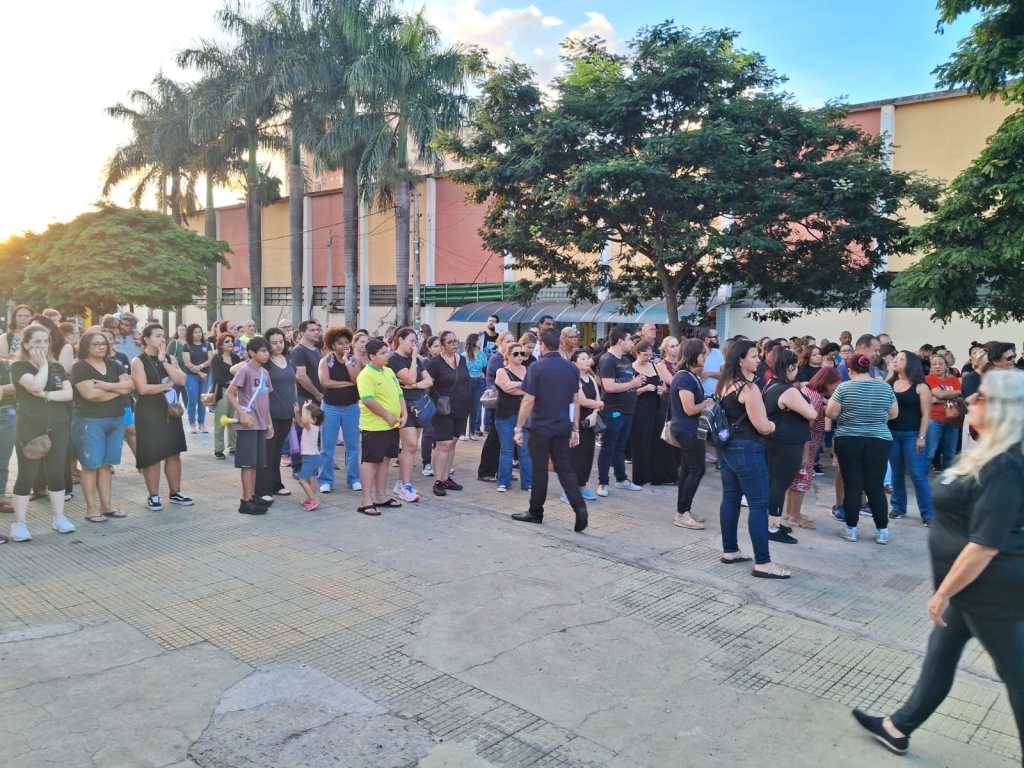 Servidores encerram greve