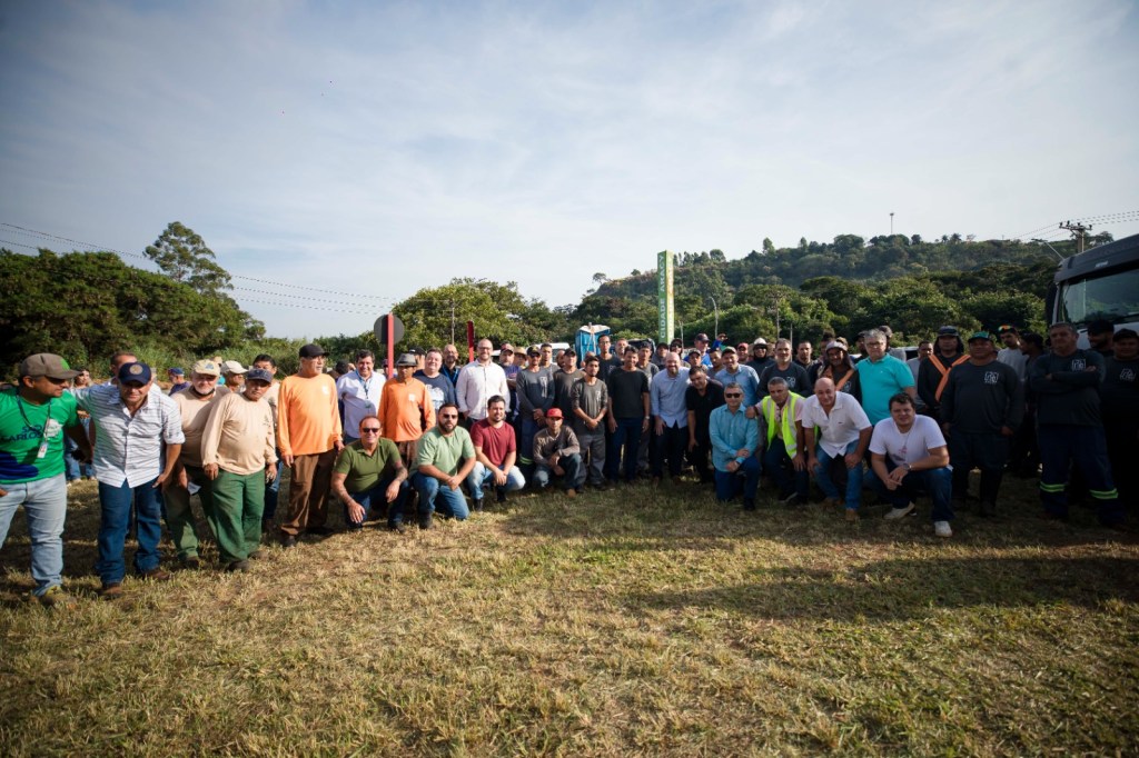 O programa São Carlos Mais Bonita começou, na manhã desta quarta-feira (29/04), as ações de zeladoria na região sul do município, com um mutirão de limpeza no bairro Cidade Aracy.