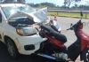 Moto fica presa em veículo após colisão; Uma pessoa morreu