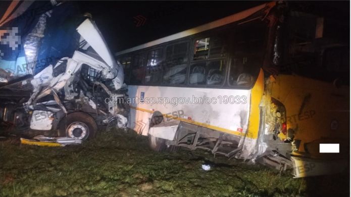 Bitrem e ônibus ficam destruídos após colisão Bitrem e ônibus ficam destruídos após colisão