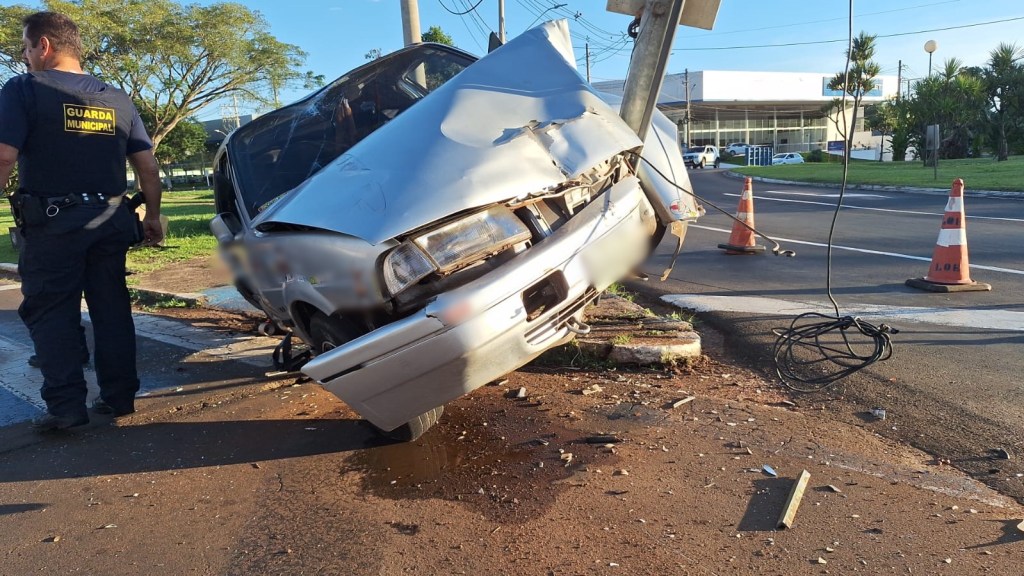Acidente inusiitado: carro "mordeu" poste