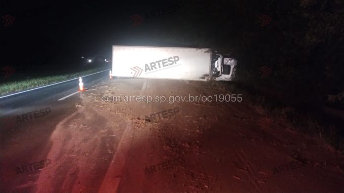 Caminhão tombou na Washington Luís Caminhão tombou na Washington Luís