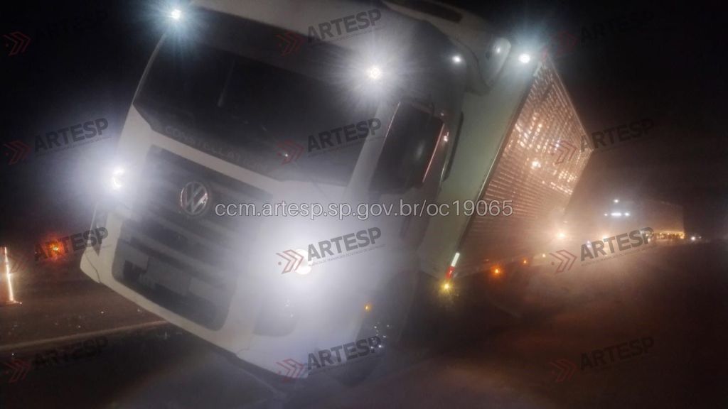 Caminhão ficou preso no canteiro central
