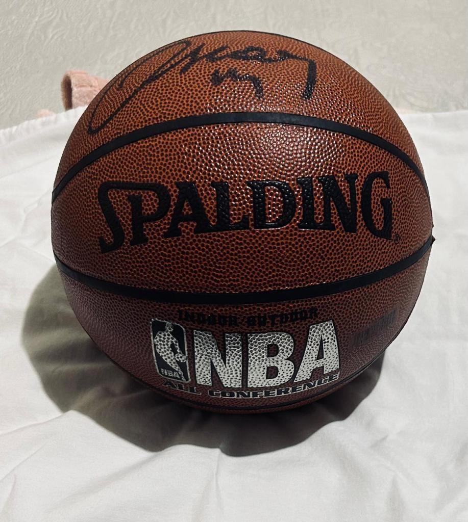 Ana guarda com orgulho bola autografada por Oscar