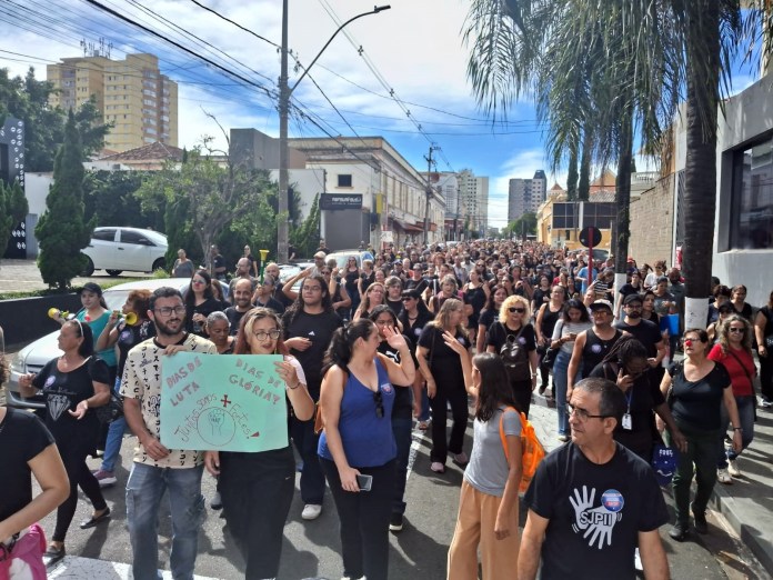 Servidores estão em greve Servidores estão em greve