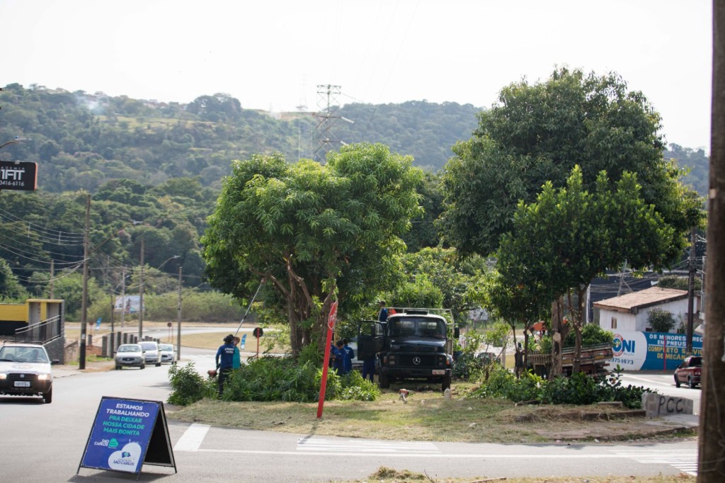 O programa São Carlos Mais Bonita começou, na manhã desta quarta-feira (29/04), as ações de zeladoria na região sul do município, com um mutirão de limpeza no bairro Cidade Aracy.