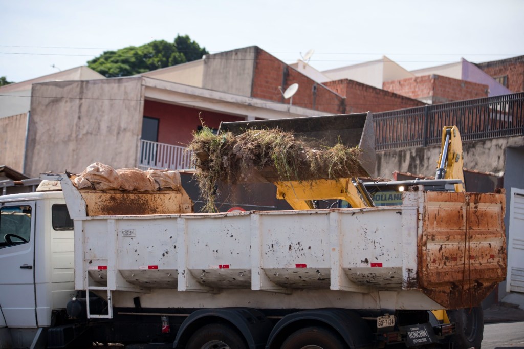 O programa São Carlos Mais Bonita começou, na manhã desta quarta-feira (29/04), as ações de zeladoria na região sul do município, com um mutirão de limpeza no bairro Cidade Aracy.