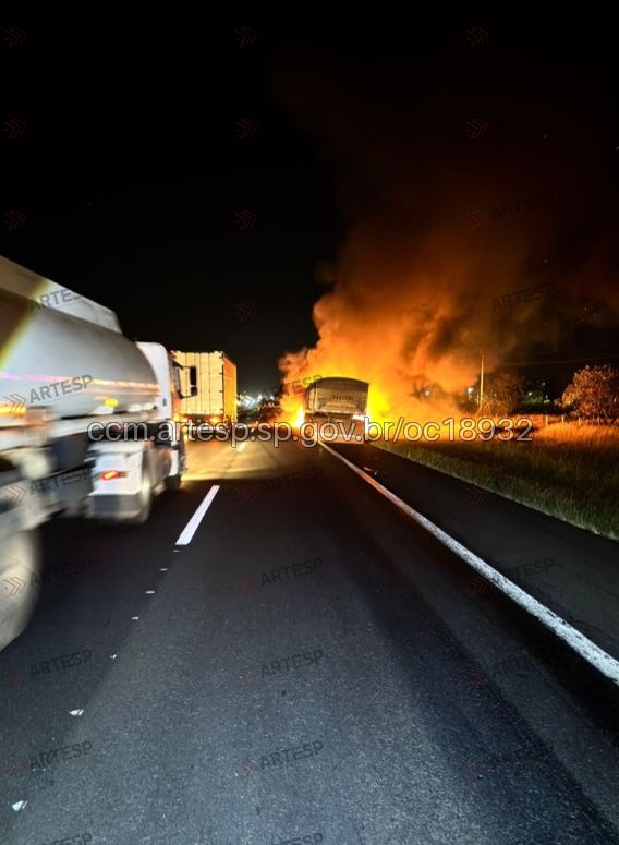 Caminhão pega fogo na WL