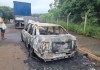 Carro é destruído por incêndio Carro destruído por incêndio