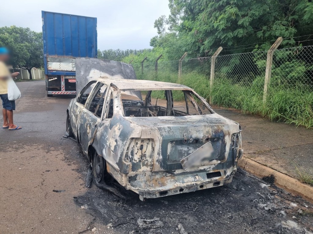 Carro destruído por incêndio