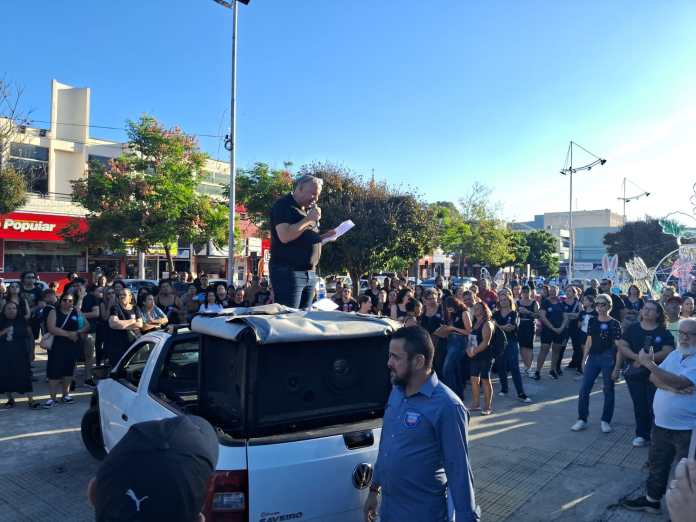 Servidores mantêm greve e colocam na mesa pedido de reajuste de 6,5% e R$ 1.300 no tíquete Servidores mantêm greve e colocam na mesa pedido de reajuste de 6,5% e R$ 1.300 no tíquete