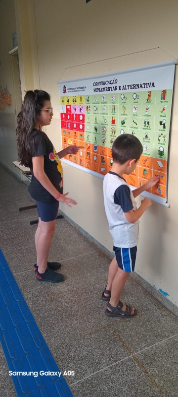 A Prefeitura de Marília, por meio da Secretaria Municipal da Educação, está adotando uma série de providências em atendimento ao Decreto Municipal nº 14.974/2026, que estabelece a concessão de dispositivos de segurança para crianças com Transtorno do Espectro Autista (TEA).