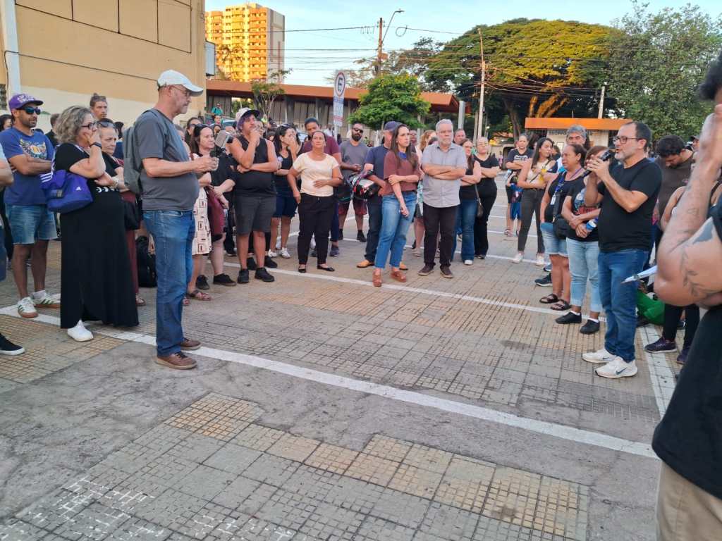 Servidores encerram greve