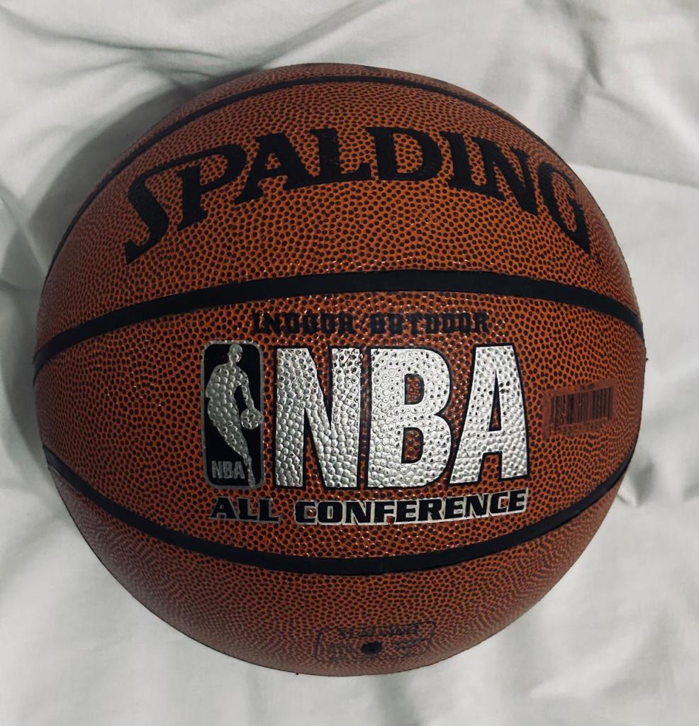 Ana guarda com orgulho bola autografada por Oscar